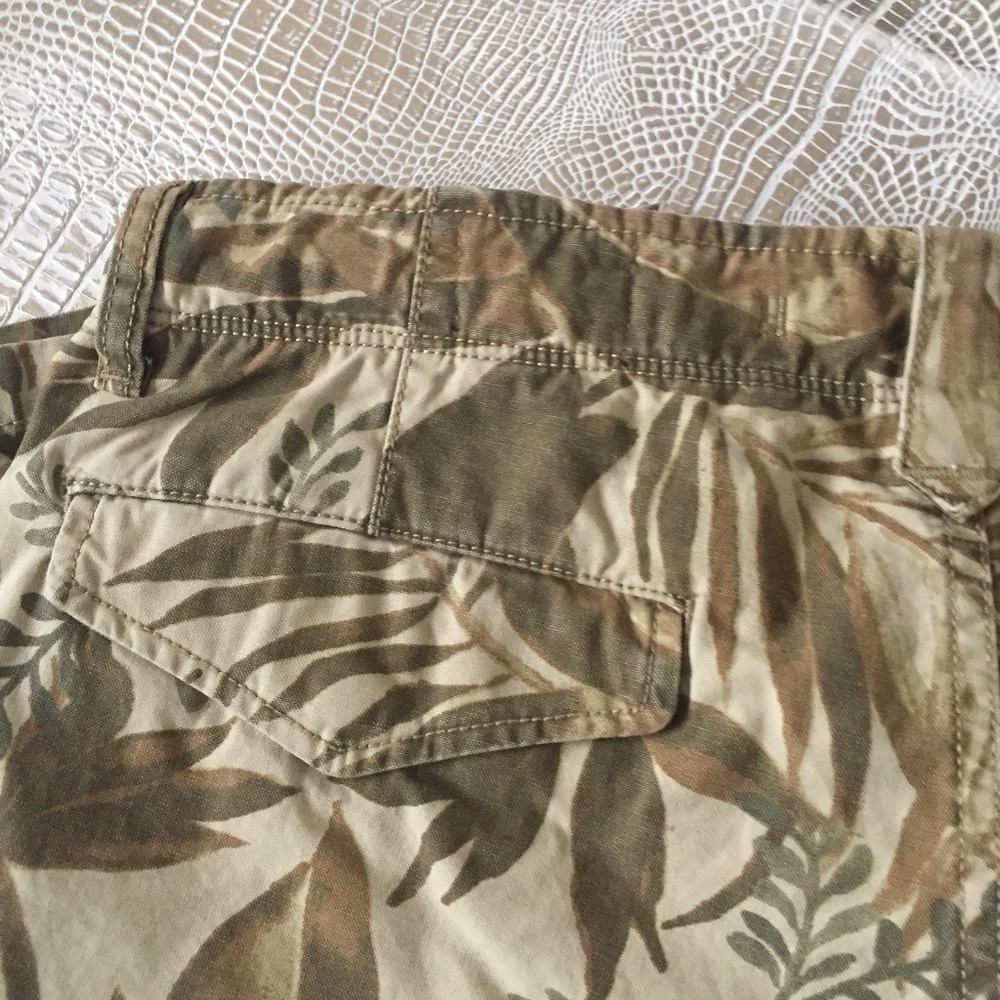 Lucky Brand Men’s Tropical Utility Cargo Shorts - Picture 8 of 8